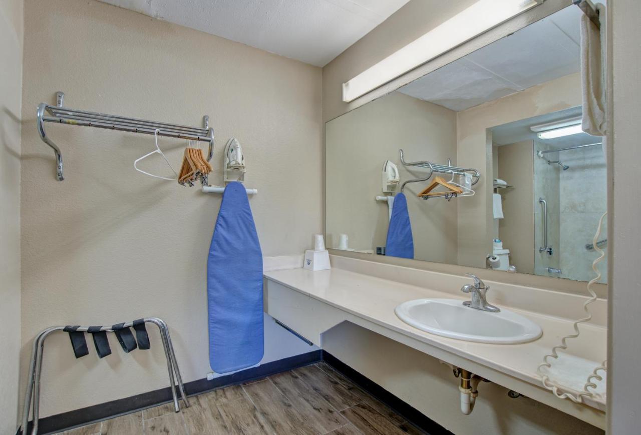 Americas Best Value Inn Laredo Exterior foto