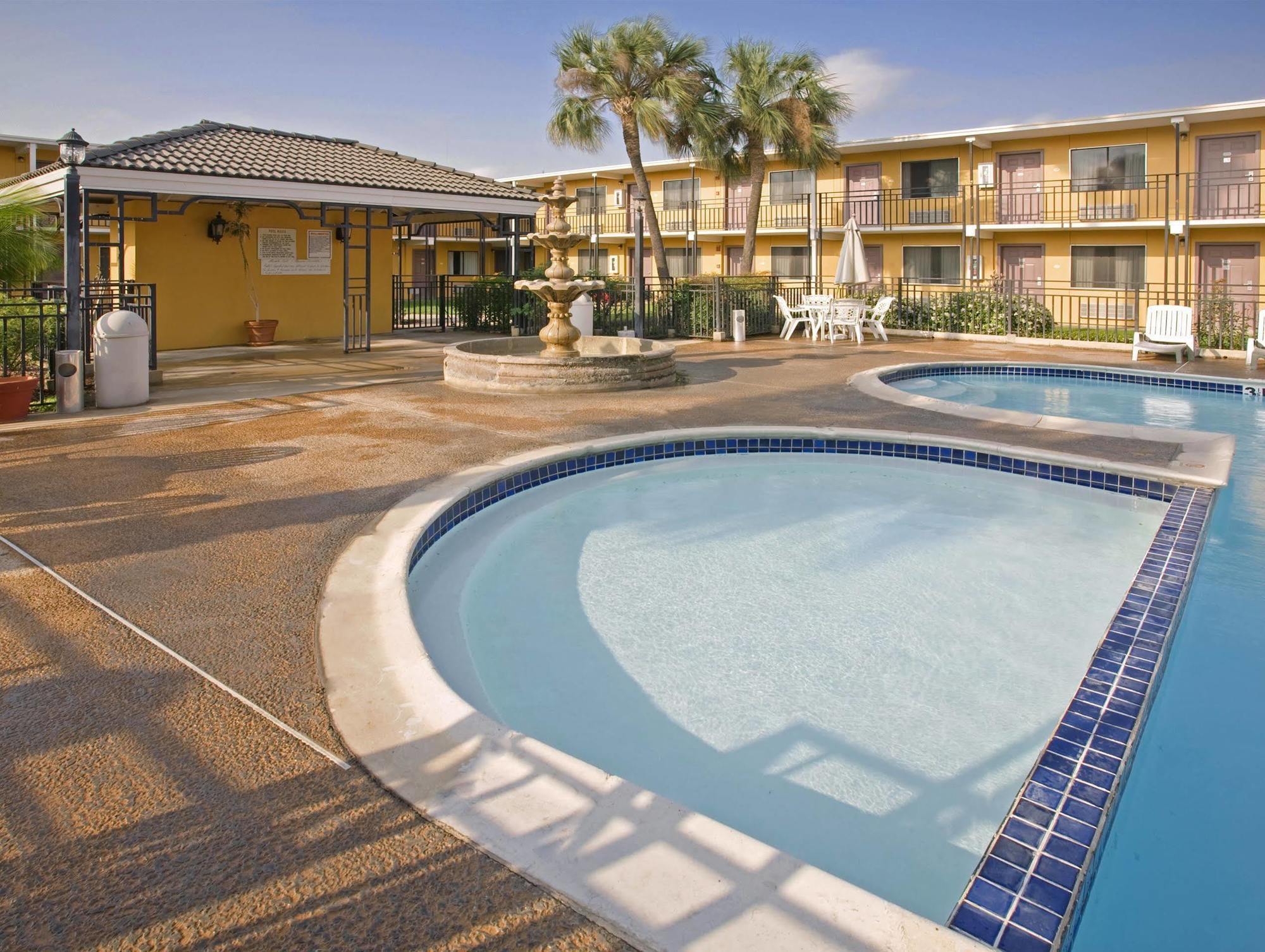 Americas Best Value Inn Laredo Exterior foto